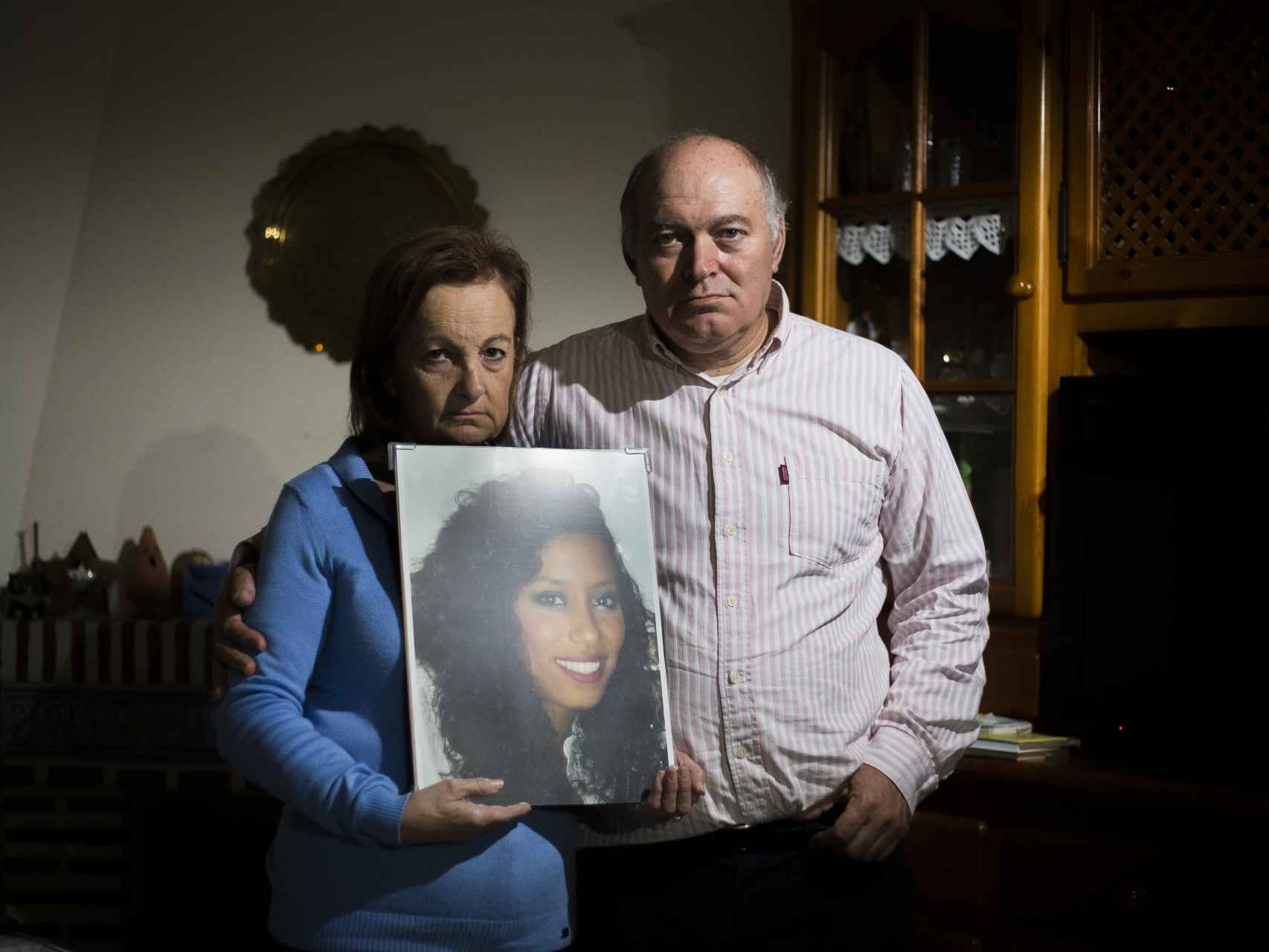 Pepe Morales y Maricarmen de Matos sostienen el retrato de su hija Maloma.