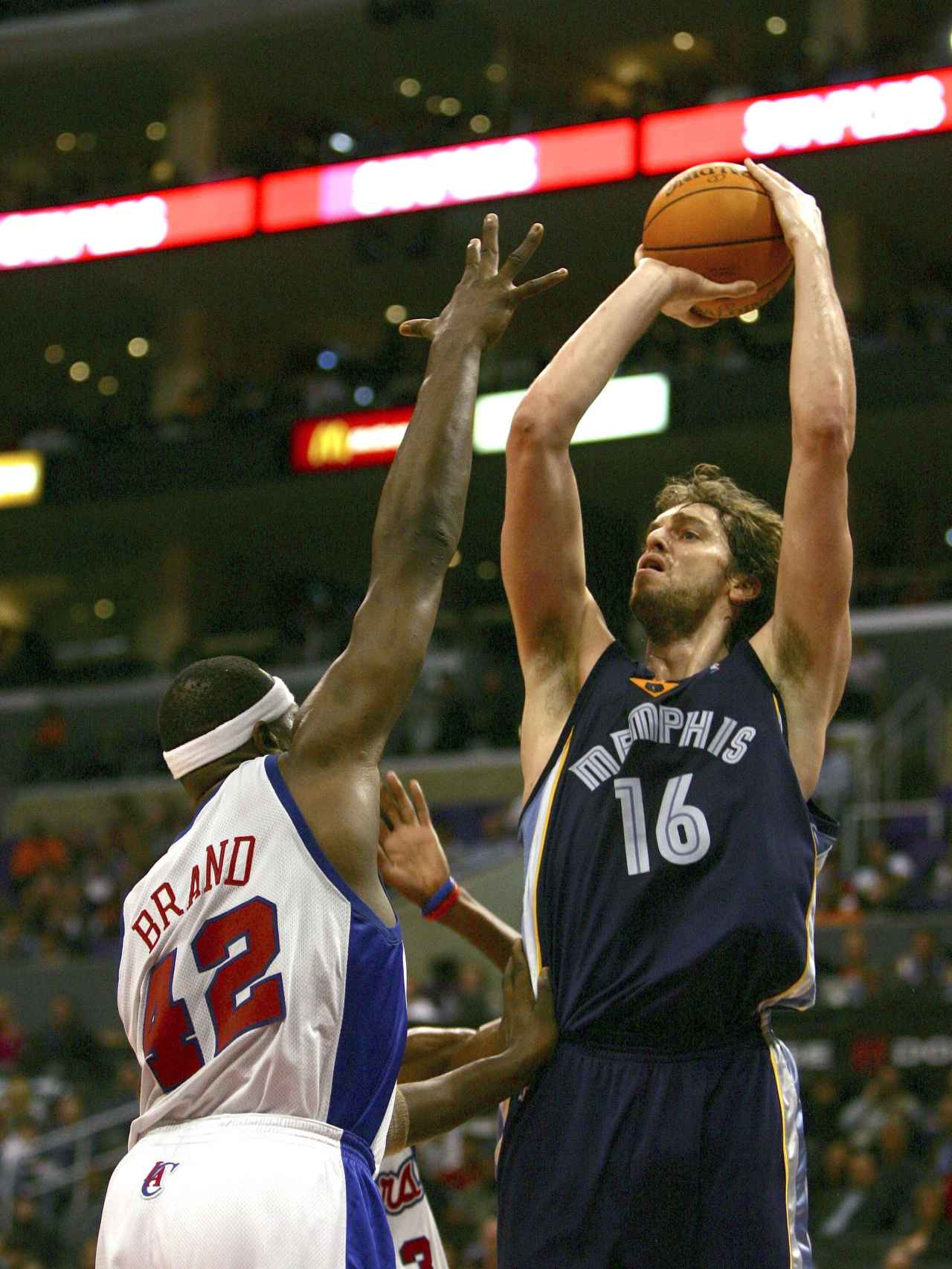 Pau Gasol intenta anotar ante los Clippers en enero de 2007.