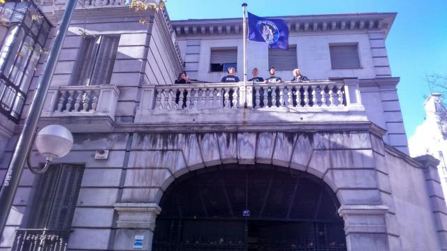 Los okupas de Hogar Social Madrid tras la usurpación del edificio.