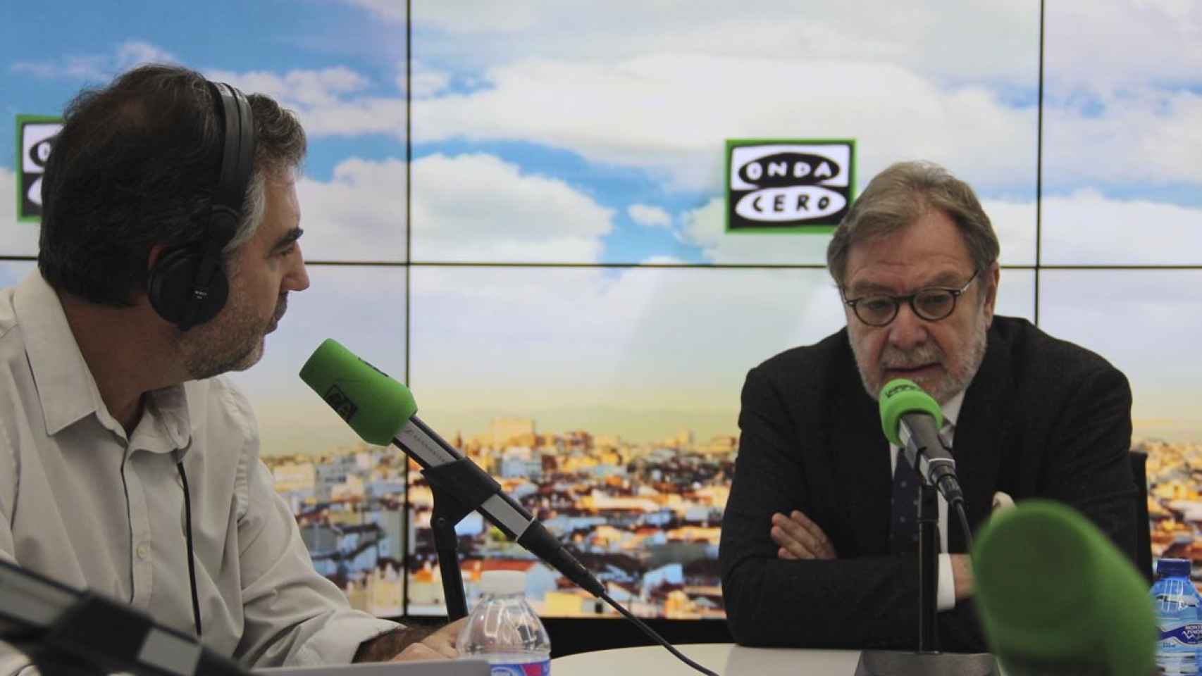 Juan Luis Cebrián durante la entrevista con Carlos Alsina en los estudios de Onda Cero