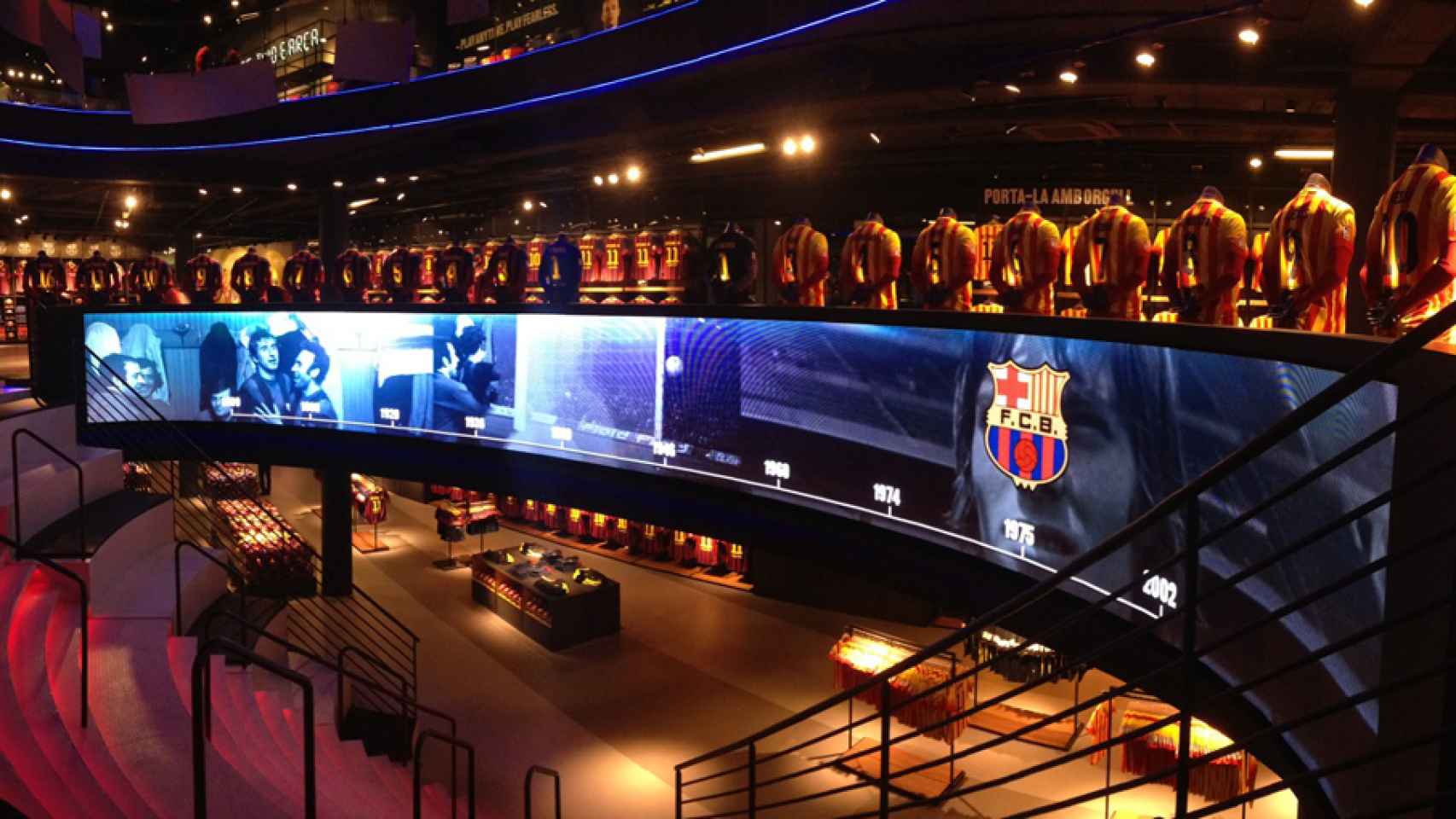 La pantalla interactiva de la tienda del Barcelona.