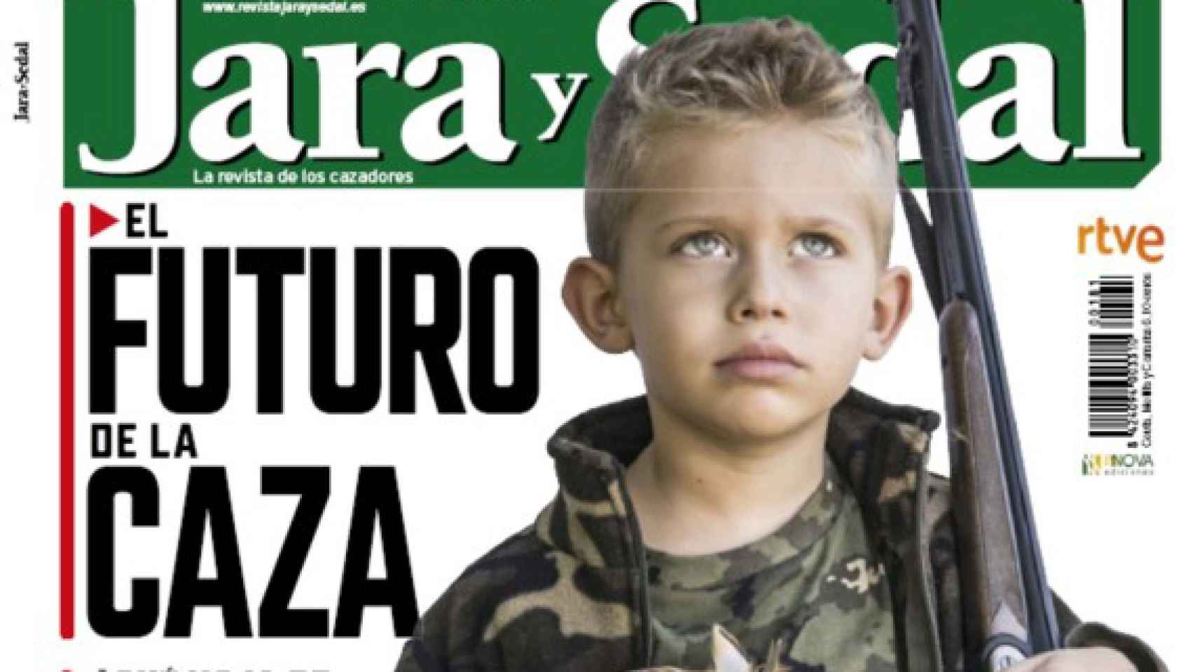 Críticas a RTVE por patrocinar una portada de 'Jara y sedal' con un niño armado
