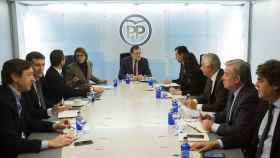 Mariano Rajoy con la cúpula del PP en una reunión en Génova