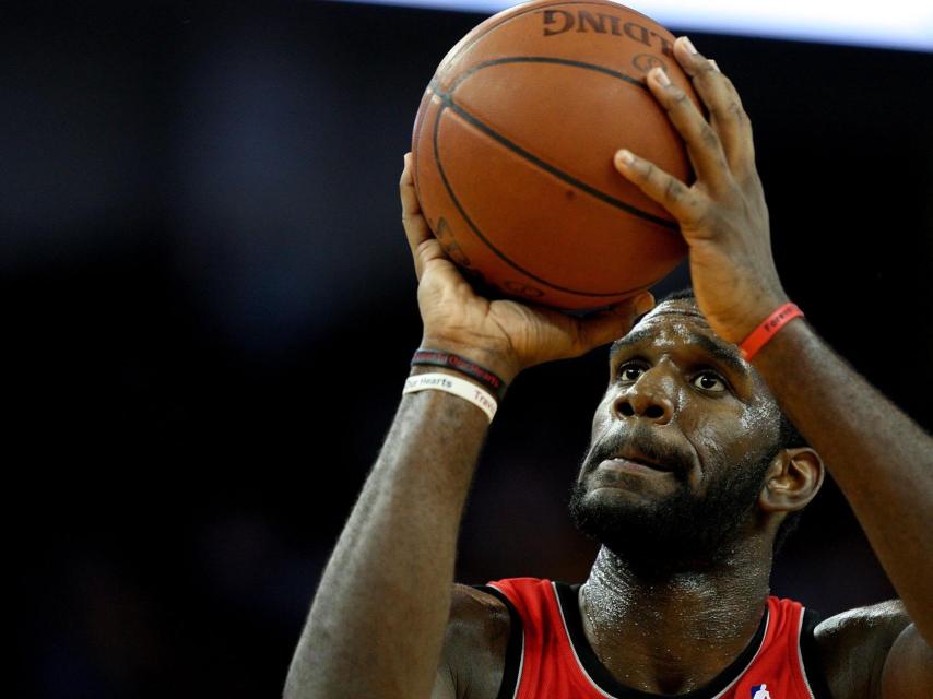 Greg Oden en pleno tiro libre contra los Golden State Warriors.