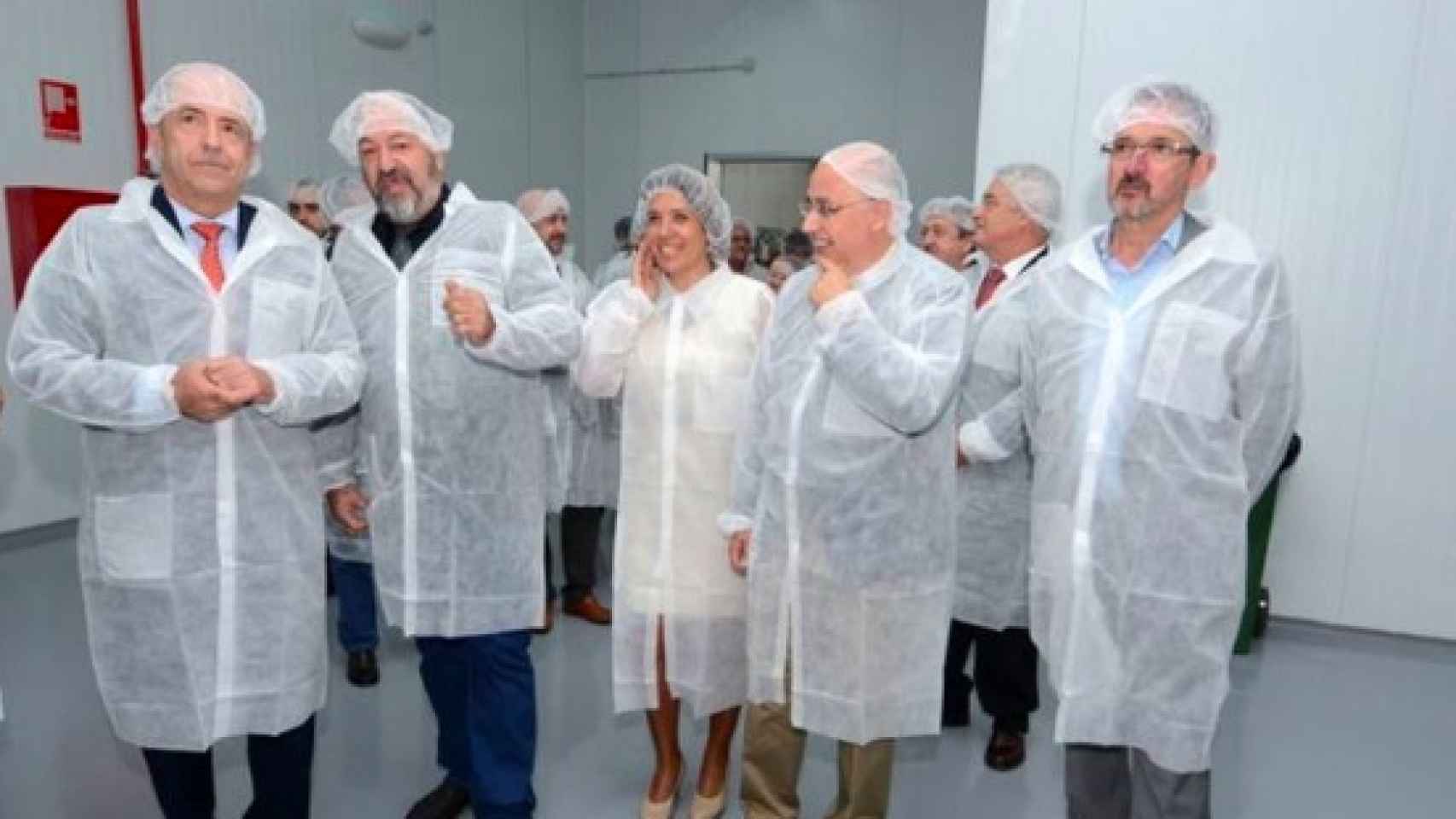 Juan Pedro Conde (dcha.), en una visita de grupo a las instalaciones de su empresa