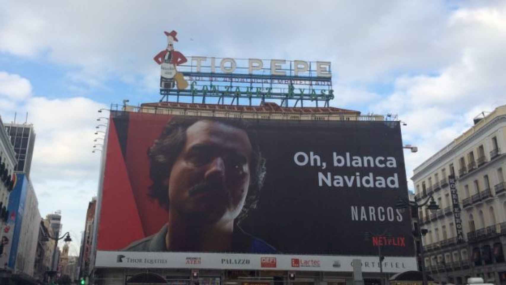 El cartel de la serie 'Narcos' lleva varias semanas colgado en la Puerta del Sol de Madrid.