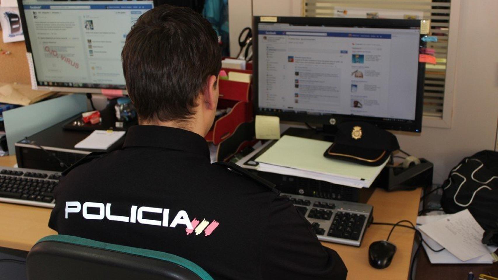 Un miembro de la Unidad de Investigación Tecnológica de la Policía Nacional