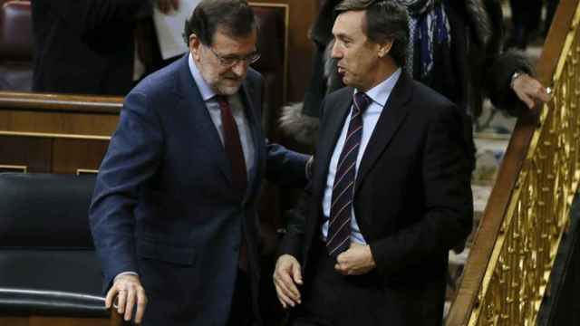 Rafael Hernando y Mariano Rajoy, en el Pleno del Congreso.