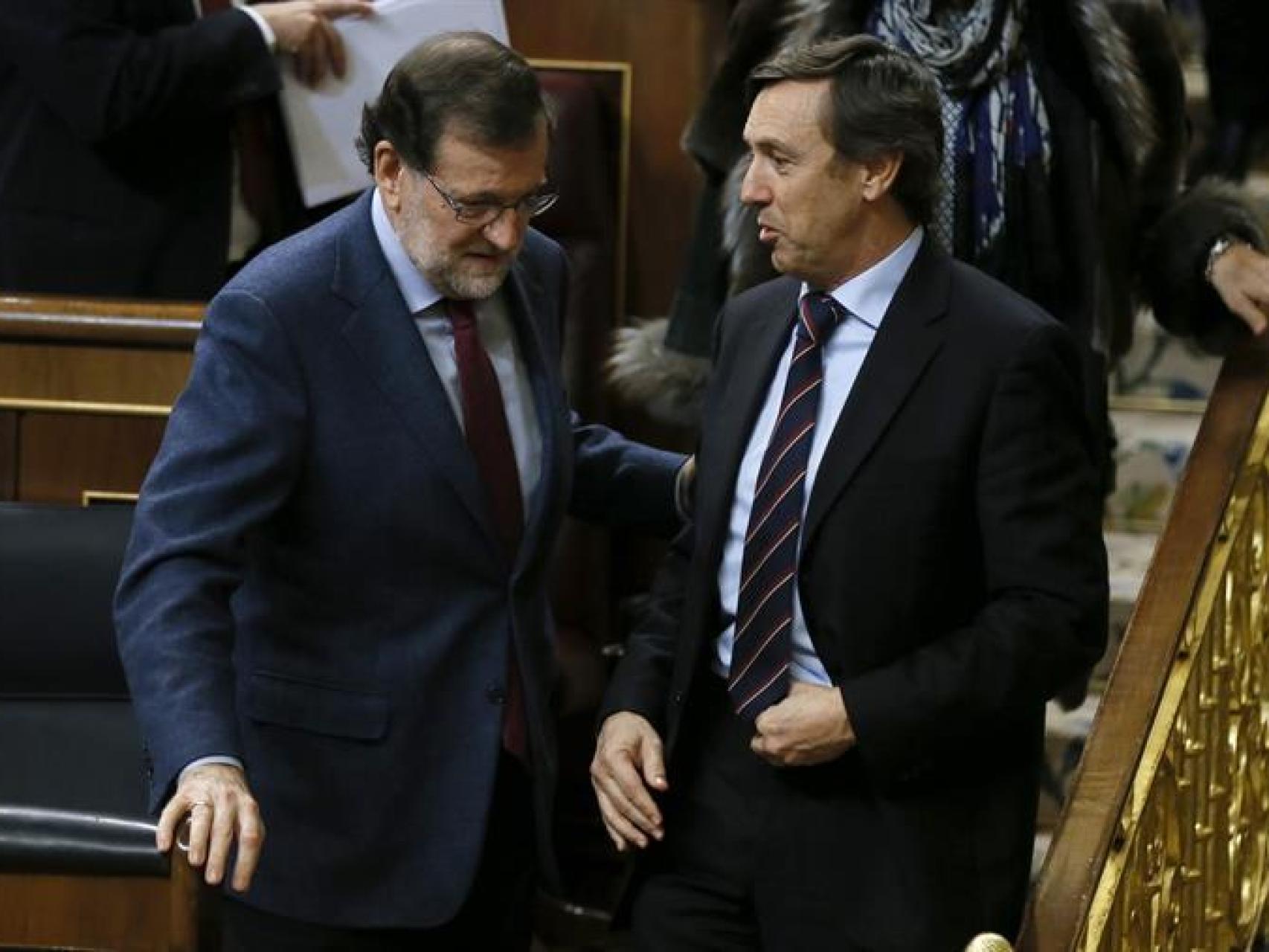 Rafael Hernando y Mariano Rajoy, en el Pleno del Congreso.