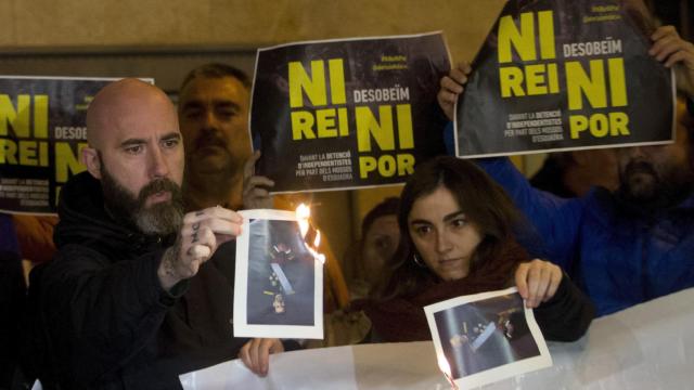 El concejal de la CUP en el Ayuntamiento de Barcelona Josep Garganté quema una foto del rey