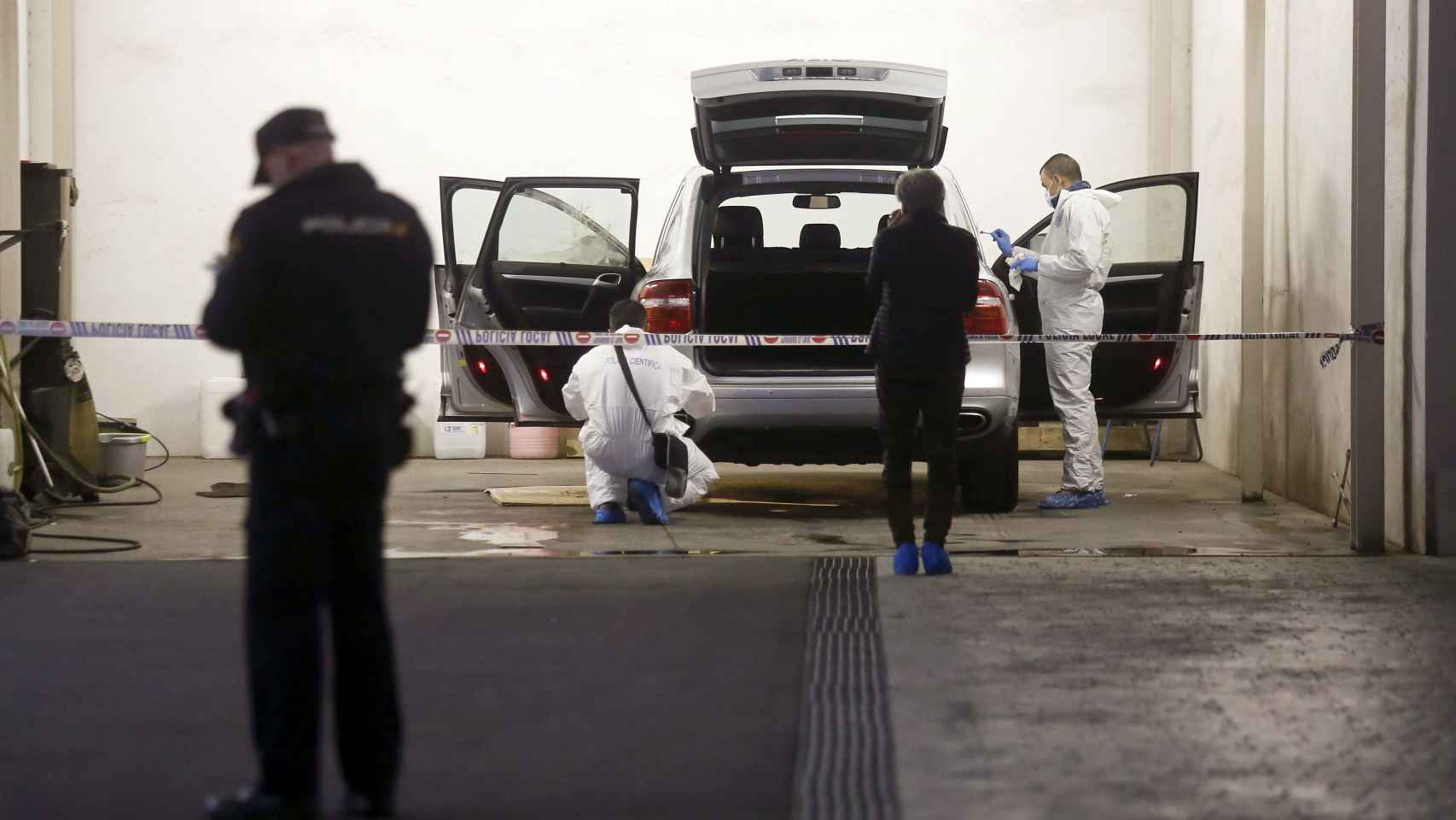 La policía científica registrando el vehículo en el que María del Carmen fue hallada muerta.