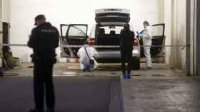 La policía científica registrando el vehículo en el que María del Carmen fue hallada muerta.