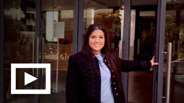 Susana Martínez Heredia, la 'gitana economista', en la puerta de la escuela de negocios Esade.