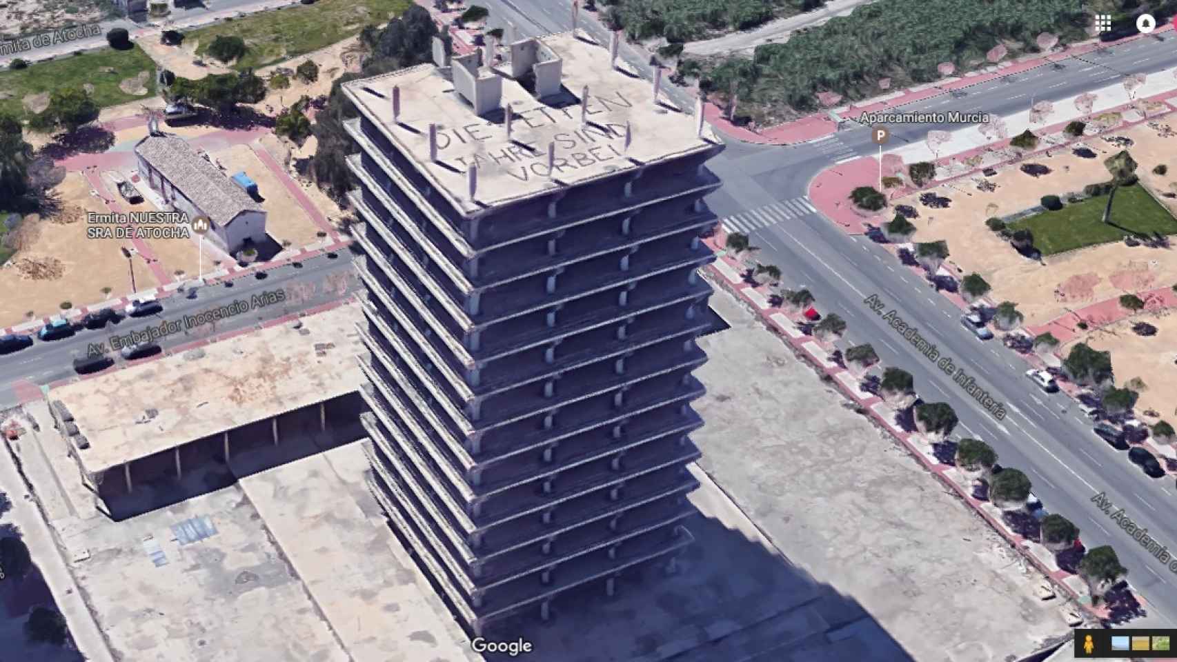 Imagen en relieve de las 13 plantas del edificio Torre Norte de Murcia y la pintada en su azotea.