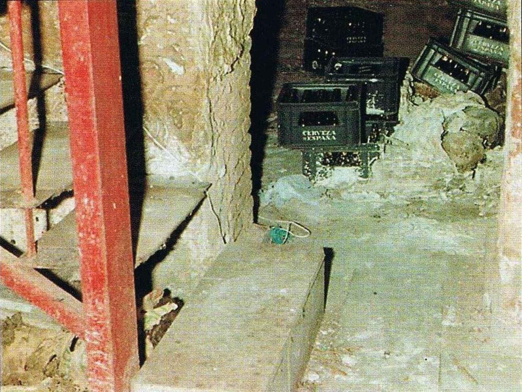 Bajo esta pequeña escalera creó un nicho para ocultar los cadáveres.
