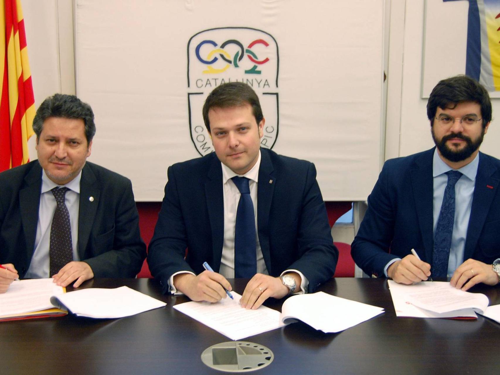 Xavier Vinyals, Gerard Figueras y Gerard Esteva, durante la firma.