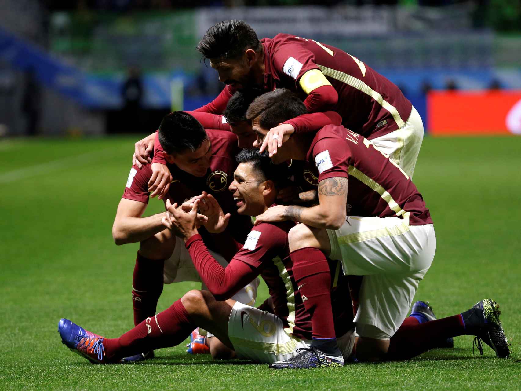Silvio Romero, del América, celebra con sus compañeros un gol contra el Jeonbuk Hyundai en cuartos de final.