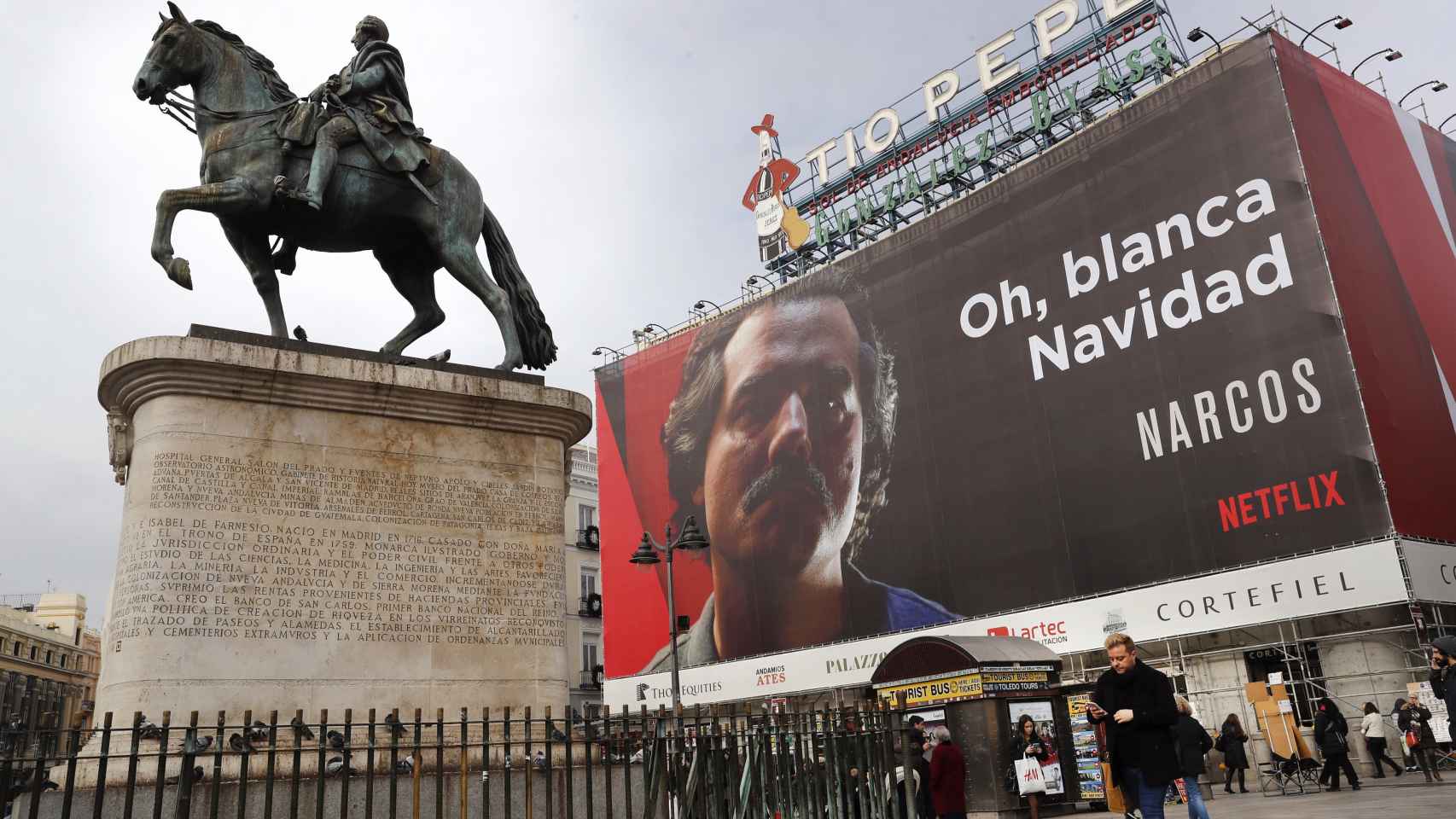 El cartel de la serie 'Narcos' en la Puerta del Sol de Madrid.