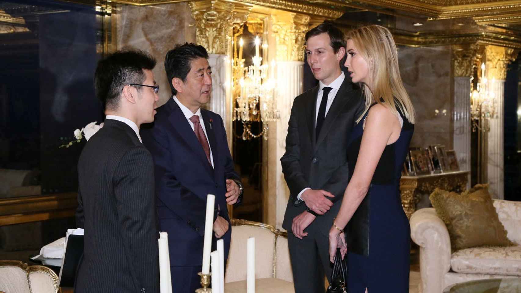 Ivanka Trump y su marido Jared Kushner con el primer ministro japonés.