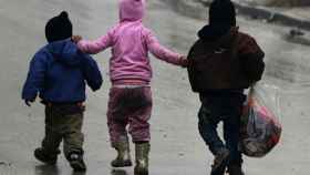 Niños en Alepo huyen adentrándose más en la zona rebelde de la ciudad siria el 13 de diciembre.