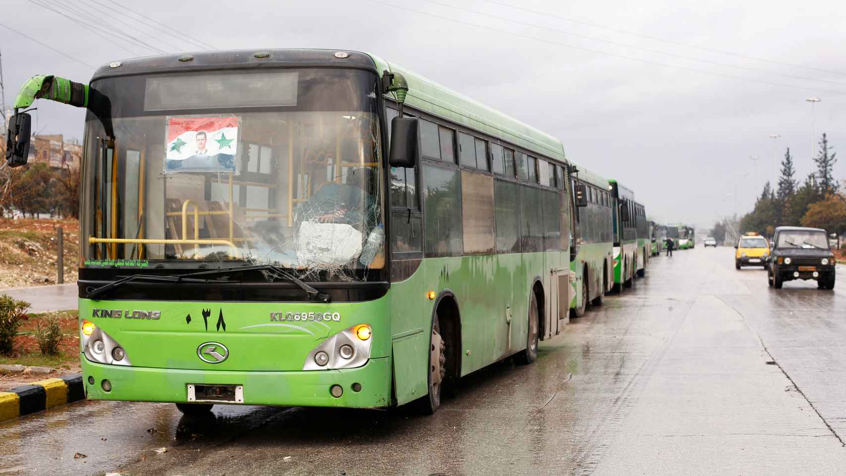 Autobuses del régimen sirio esperaban evacuar a miles de personas de Alepo este miércoles.
