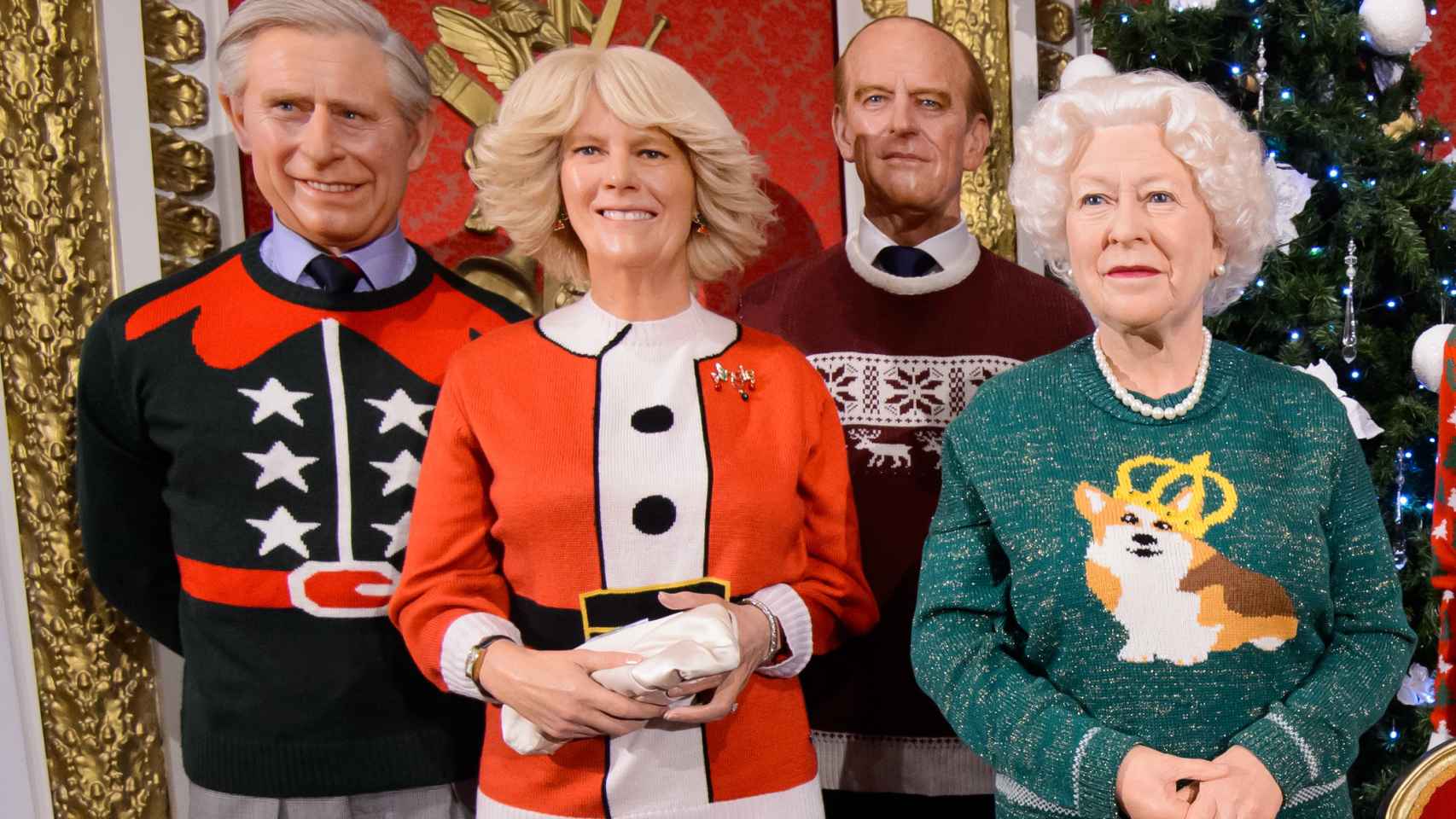 La ropa navideña de la familia de cera real británica es un hito