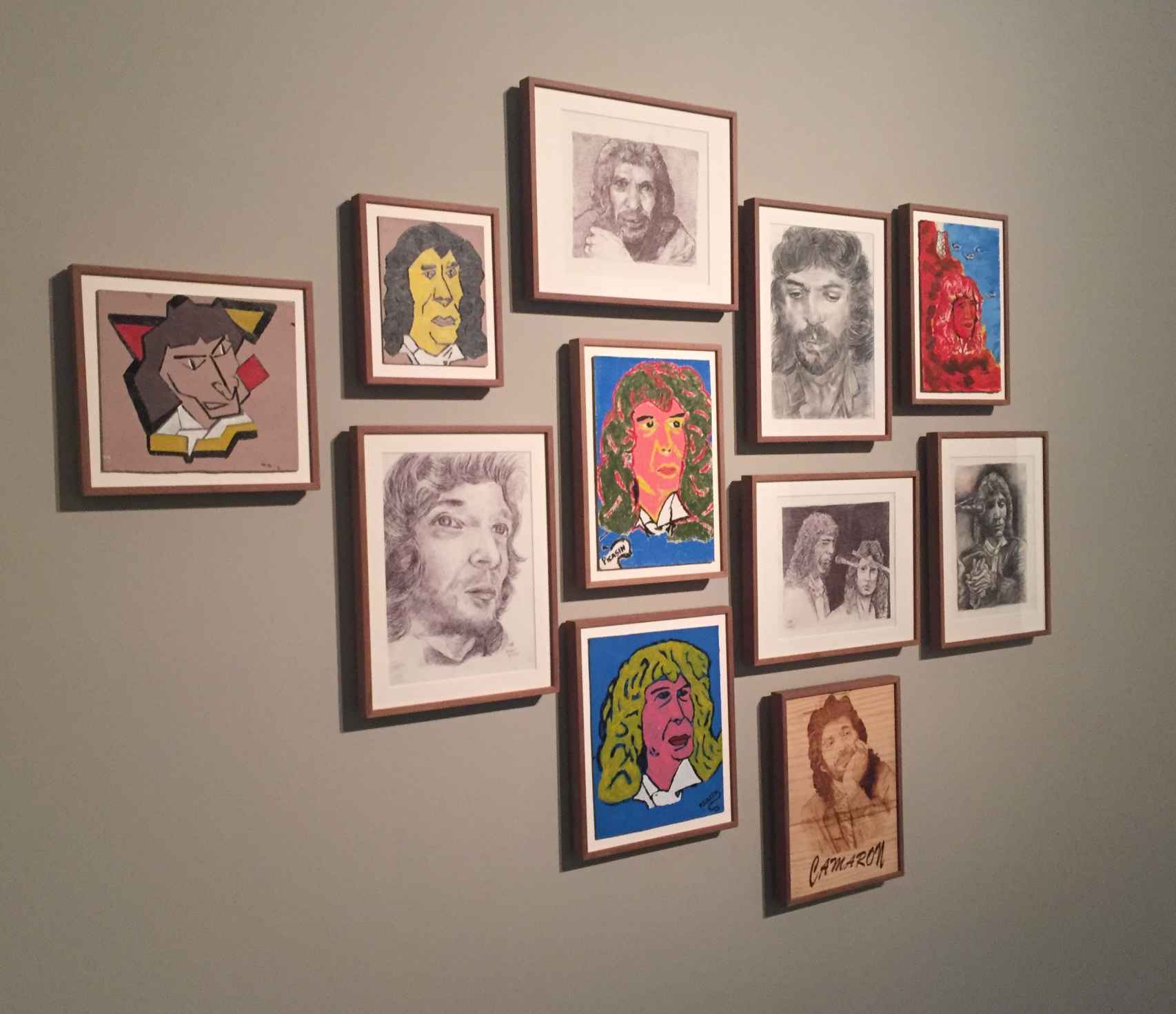 Una parte de la exposición, con los cuadros de los presos dedicados a Camarón de la Isla.