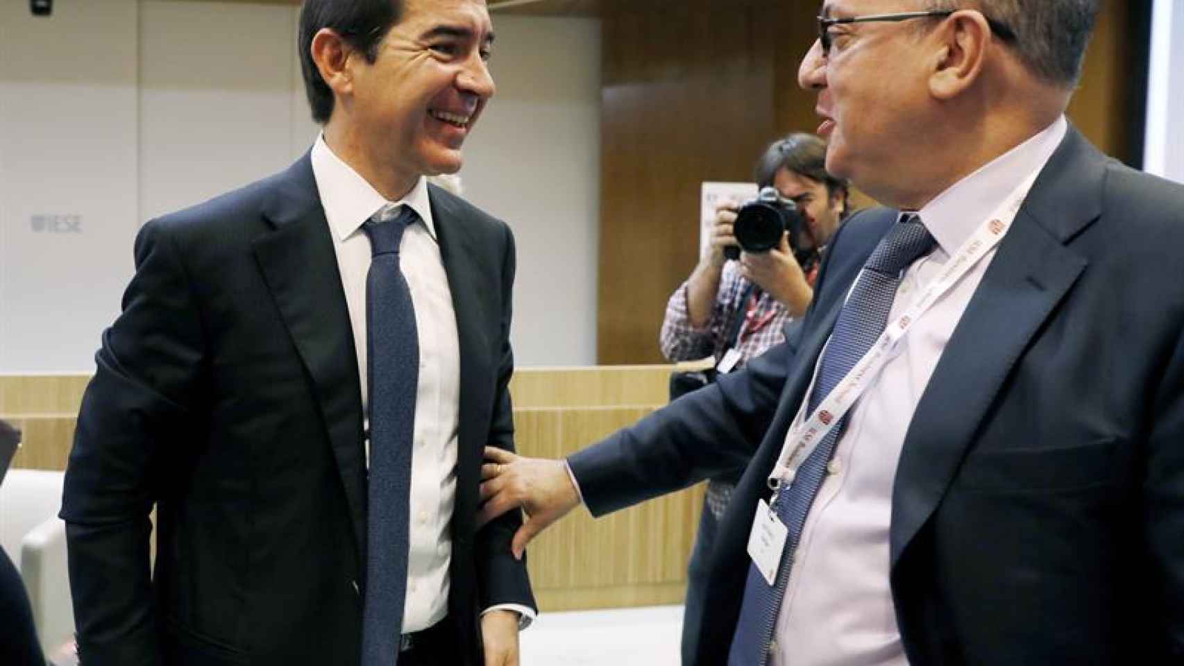 El CEO de BBVA, Carlos Torres Vila, junto al presidente de la Asociación Española de Banca, José María Roldán.