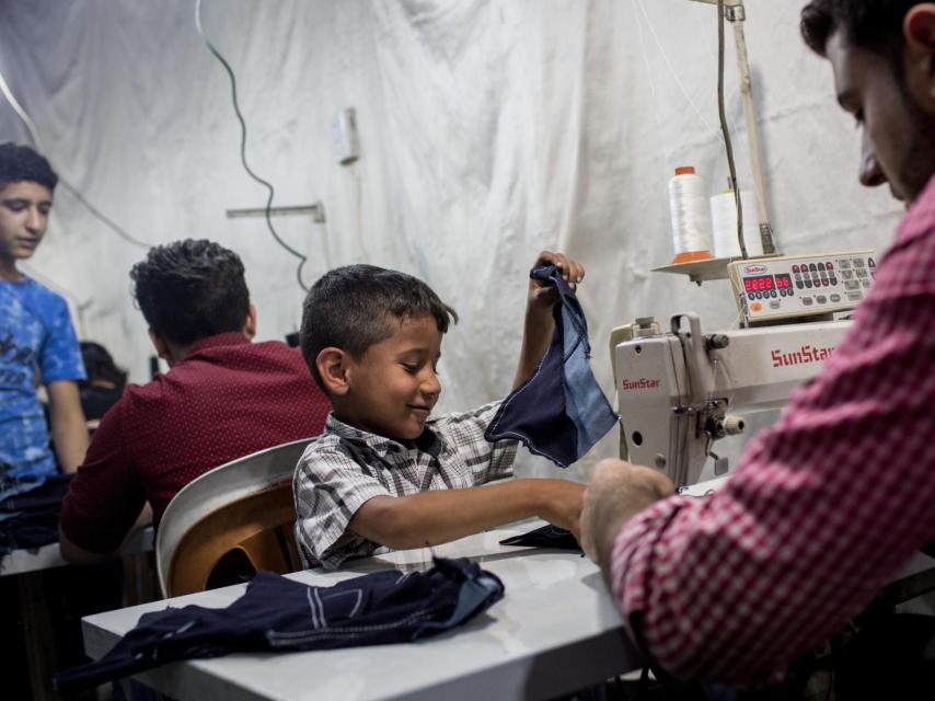 Un niño refugiado sirio trabajando.