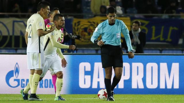 Viktor Kassai, tras señalar el gol ante el América de México.