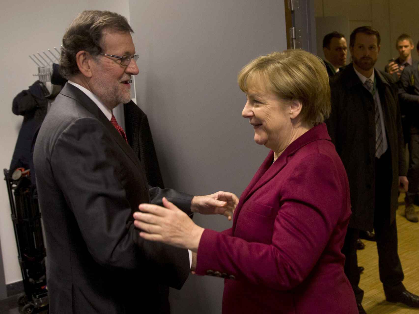 Rajoy saluda a la canciller Merkel antes del inicio del Consejo Europeo