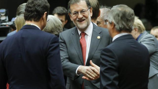 Rajoy conversa con sus homólogos durante la cumbre de Bruselas