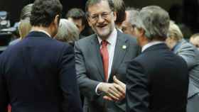 Rajoy conversa con sus homólogos durante la cumbre de Bruselas