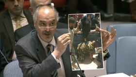 Bashar Jafari, embajador sirio ante la ONU, muestra la foto retocada.