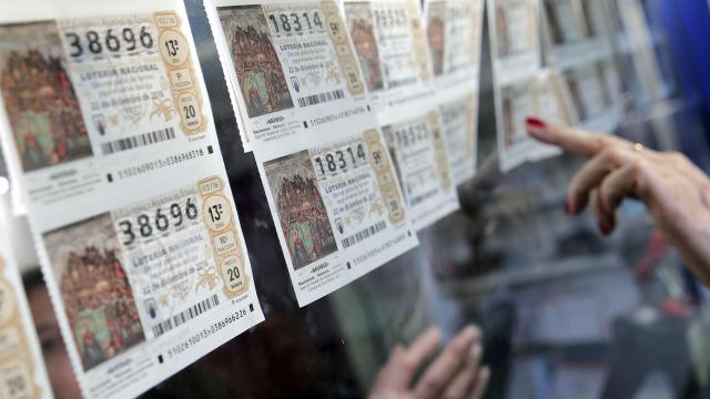 Décimos en una administración de Lotería en Valencia