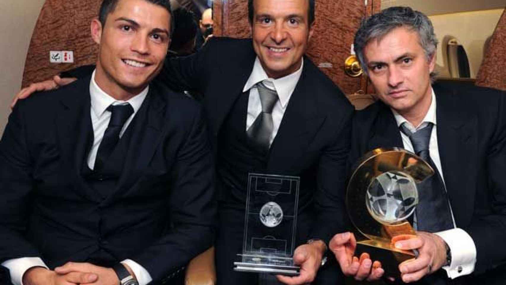 Cristiano Ronaldo (izqda), Jorge Mendes y José Mourinho