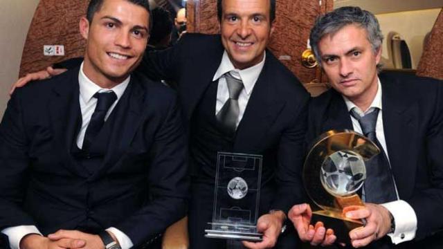 Cristiano Ronaldo (izqda), Jorge Mendes y José Mourinho