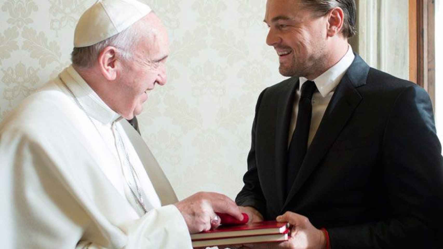 El Papa conel actor  Leonardo Dicaprio.
