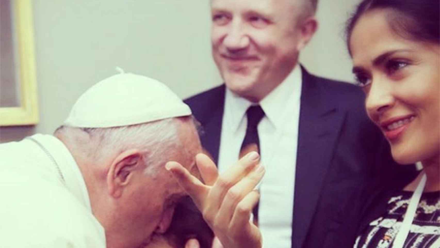 El Papa junto a Salma Hayek.