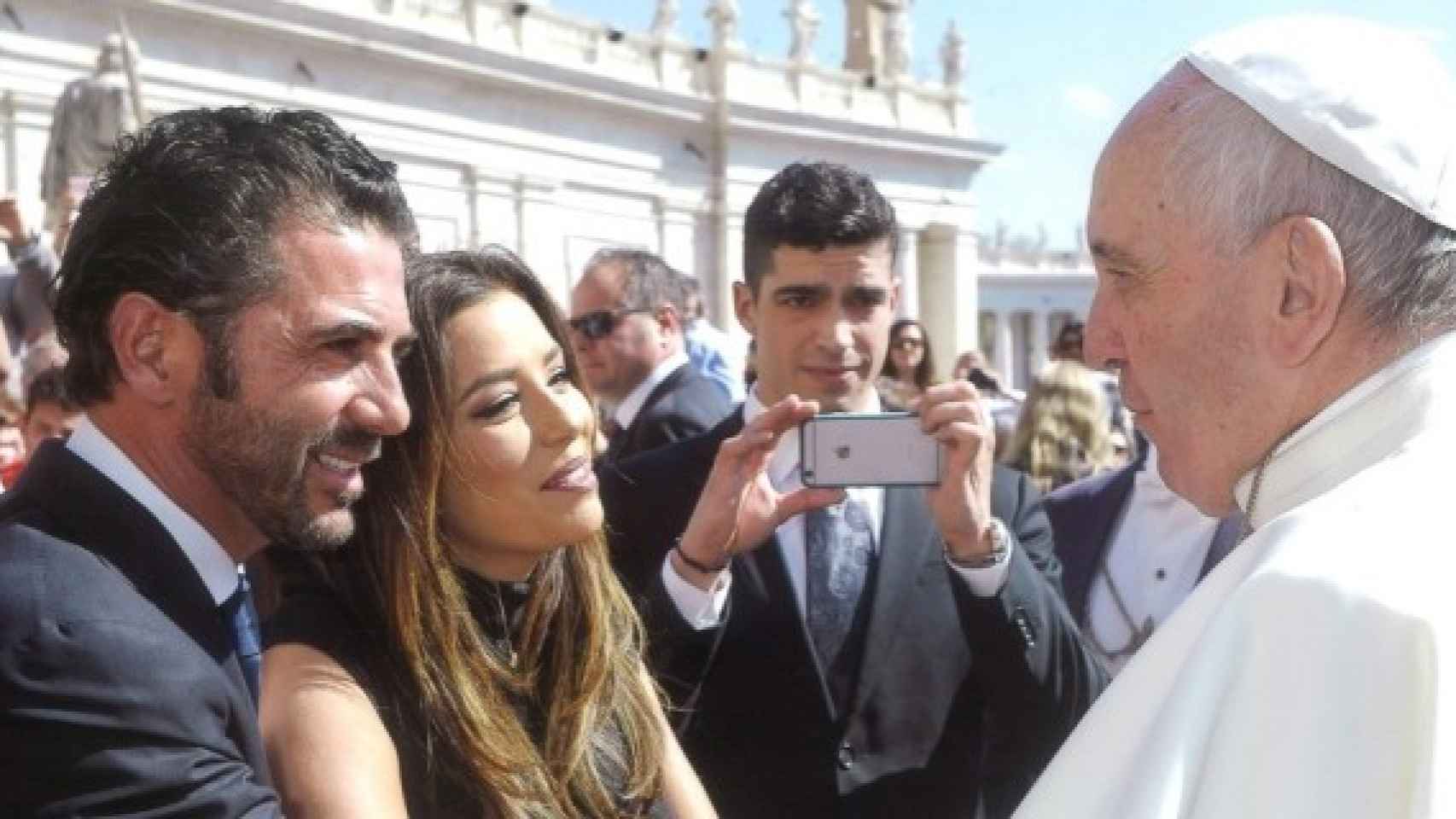 Eva Longoria y Pepe Bastón muy emocionados con el Papa.
