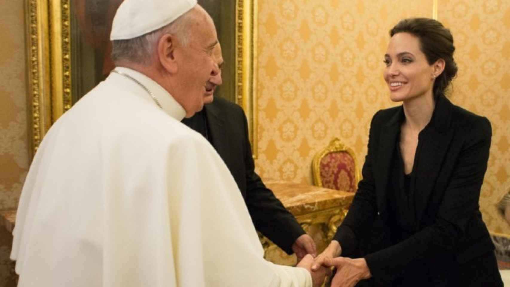 Angelina Jolie se reúne con el Papa Francisco.