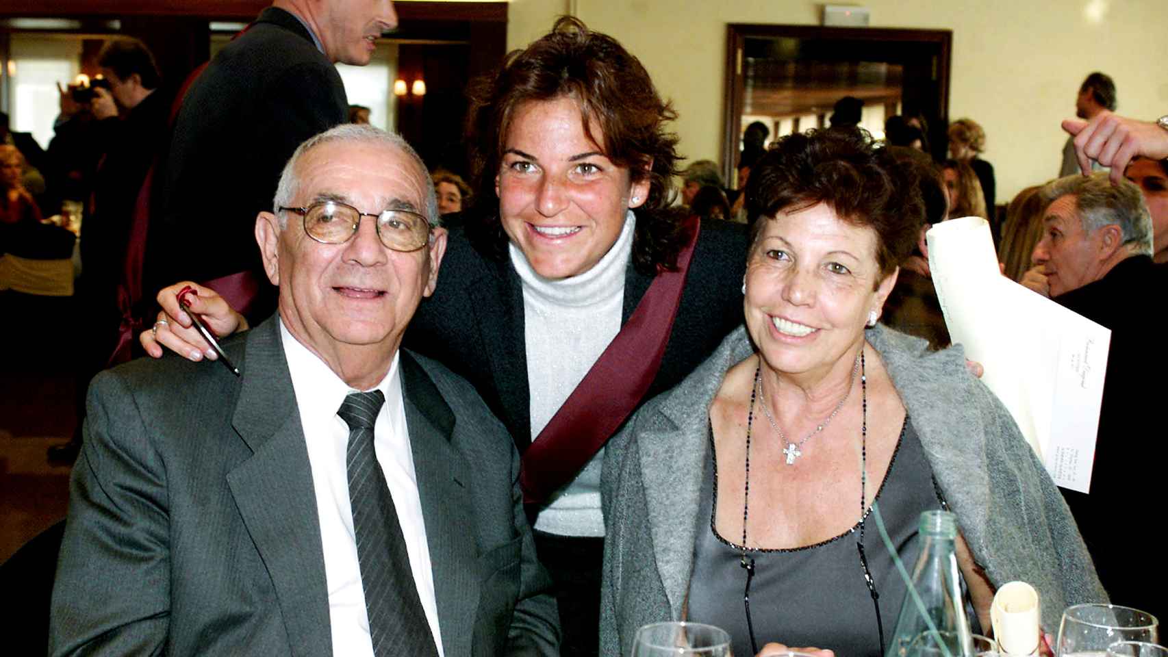 Arantxa Sánchez Vicario con sus padres, Emilio y Marisa, en 2002