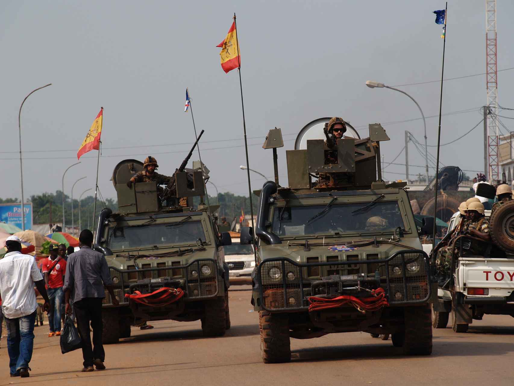 Patrulla de los soldados españoles por las calles de Bangui.