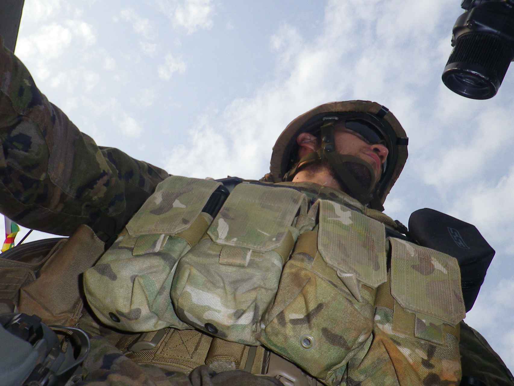 Un soldado español desplegado en República Centroafricana fuertemente armado.