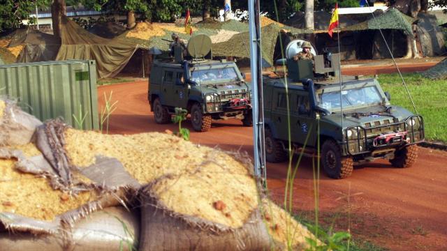 Convoy español en una de las arterias principales de Bangui, en una imagen de archivo.