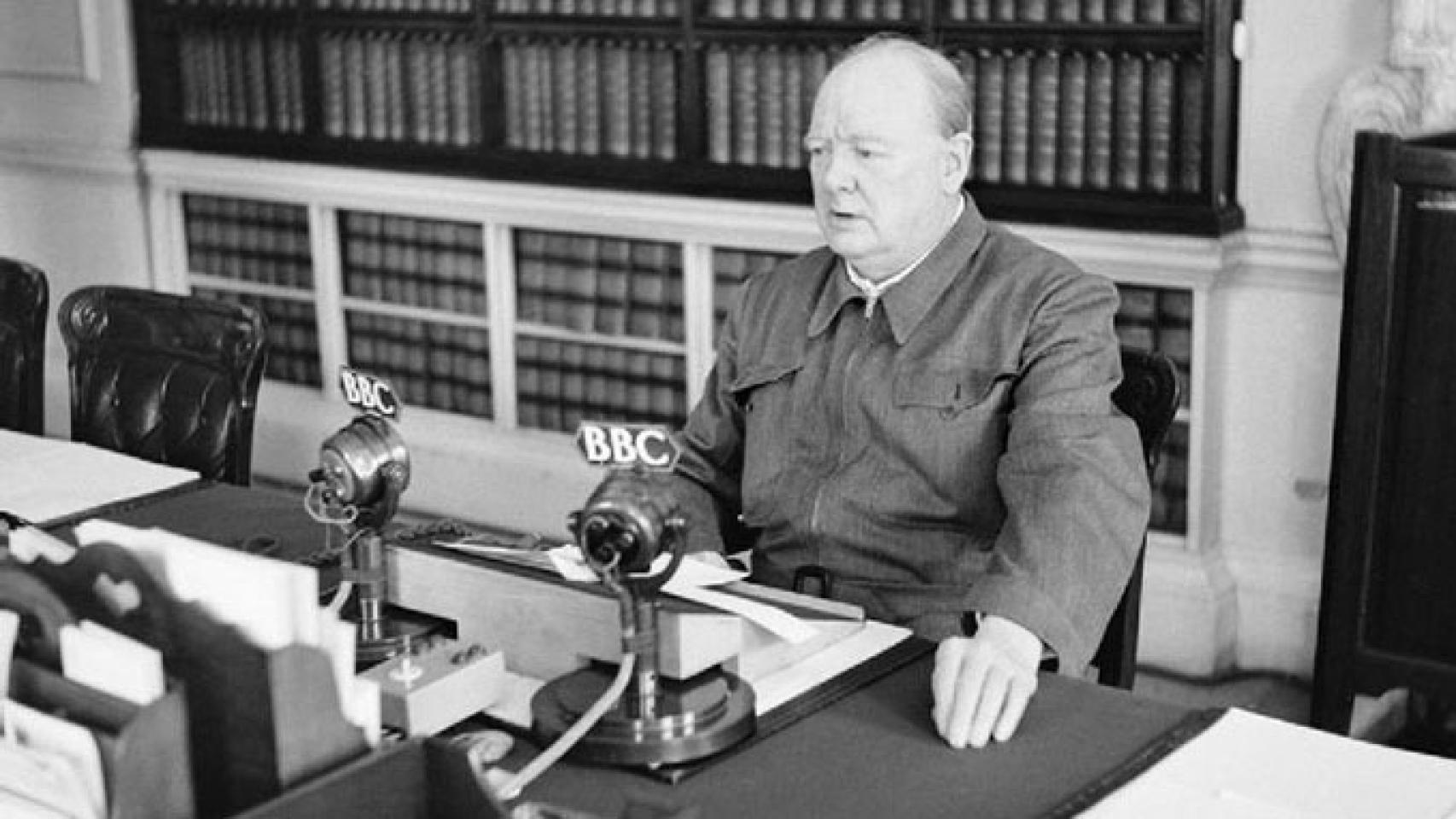 Churchill, durante uno de sus discursos radiofónicos.