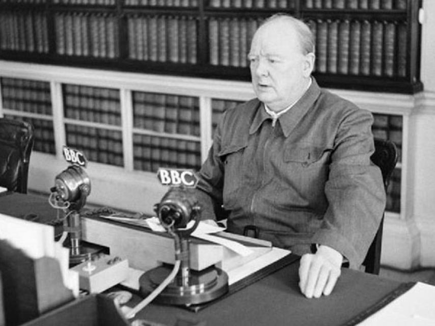 Churchill, durante uno de sus discursos radiofónicos.