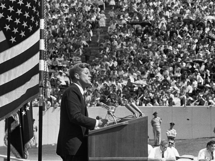 Kenedy, en el histórico discurso de 1962 en el que anunció que Estados Unidos enviaría a un hombre a la Luna.