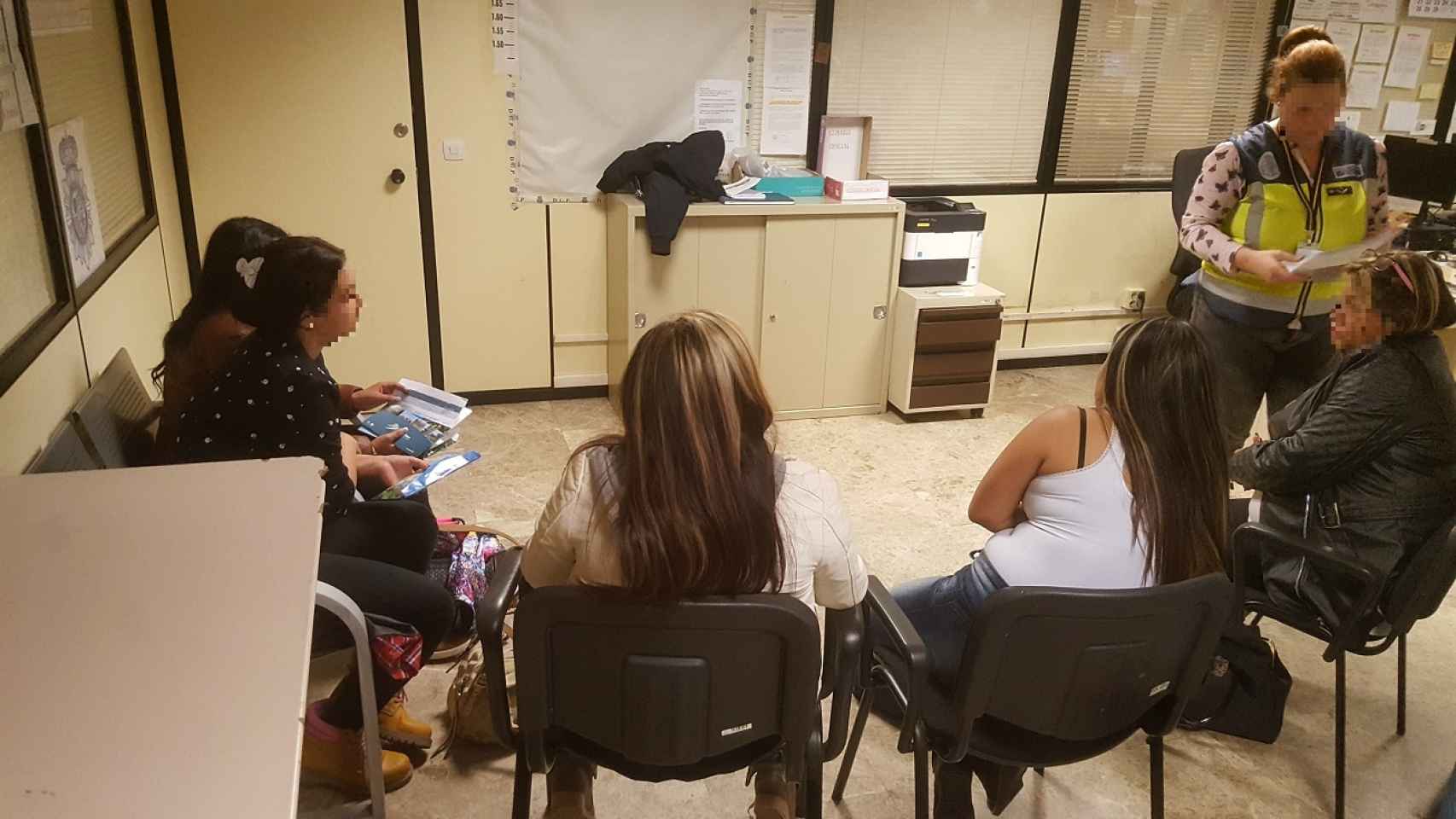 Cinco de las colombianas detenidas, en la sala de registros de Barajas