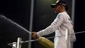 Lewis Hamilton descorcha champán en el GP de Abu Dhabi.